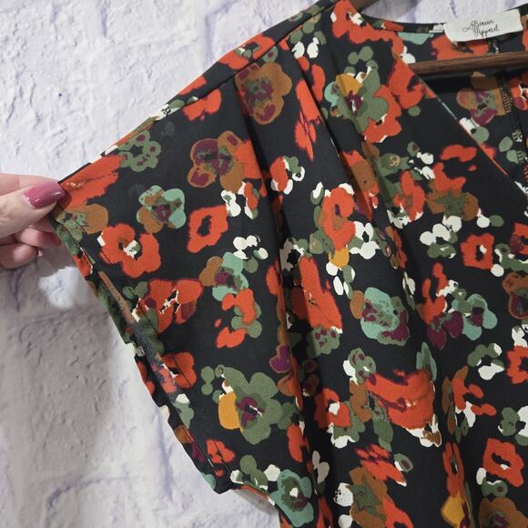 Beacon Apparel Womens SMALL Short Sleeve Tie Front  Blouse Black Floral - Picture 4 of 6